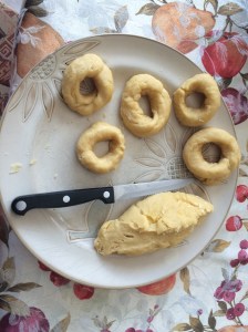 Tagliare a strisce and poi girarli.